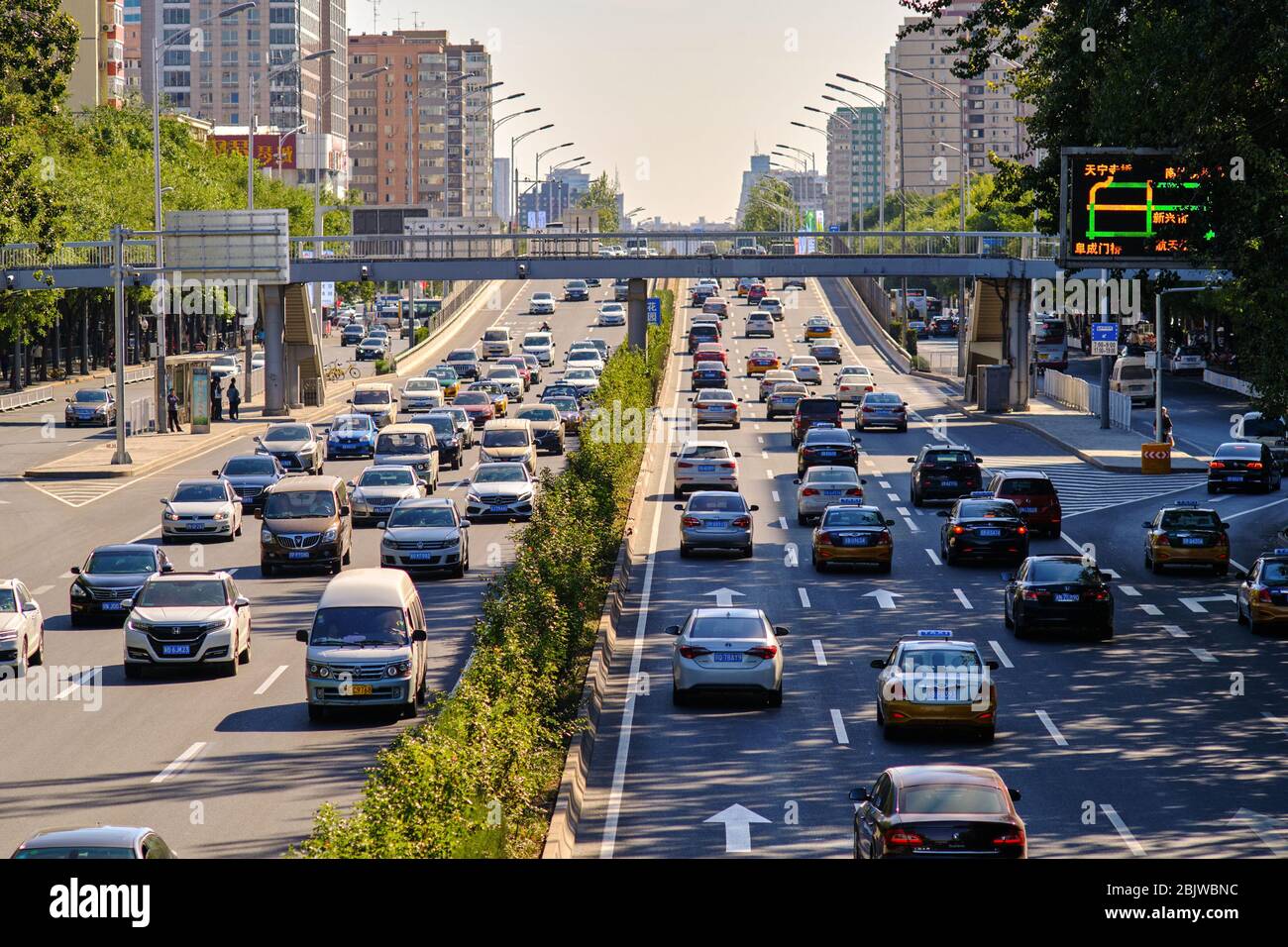 Beijing / Chine - 8 octobre 2018: Trafic sur le 3ème Ring Road Ouest à Beijing, Chine Banque D'Images