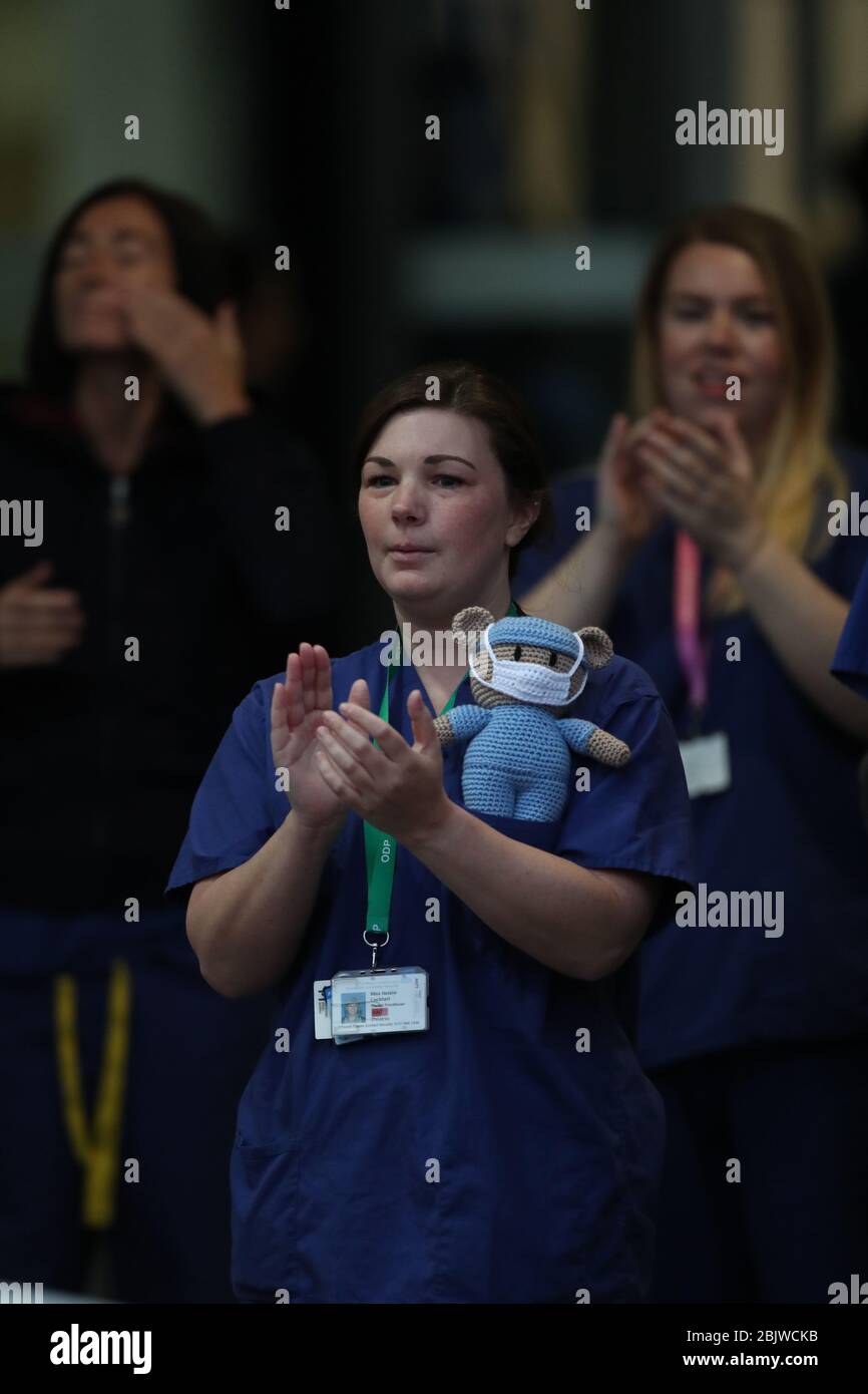 Le personnel de l'hôpital universitaire de Liverpool se joint aux applaudissements du Clap national de jeudi pour que les soignants reconnaissent et soutiennent les travailleurs et les soignants du NHS qui luttent contre la pandémie de coronavirus. Banque D'Images