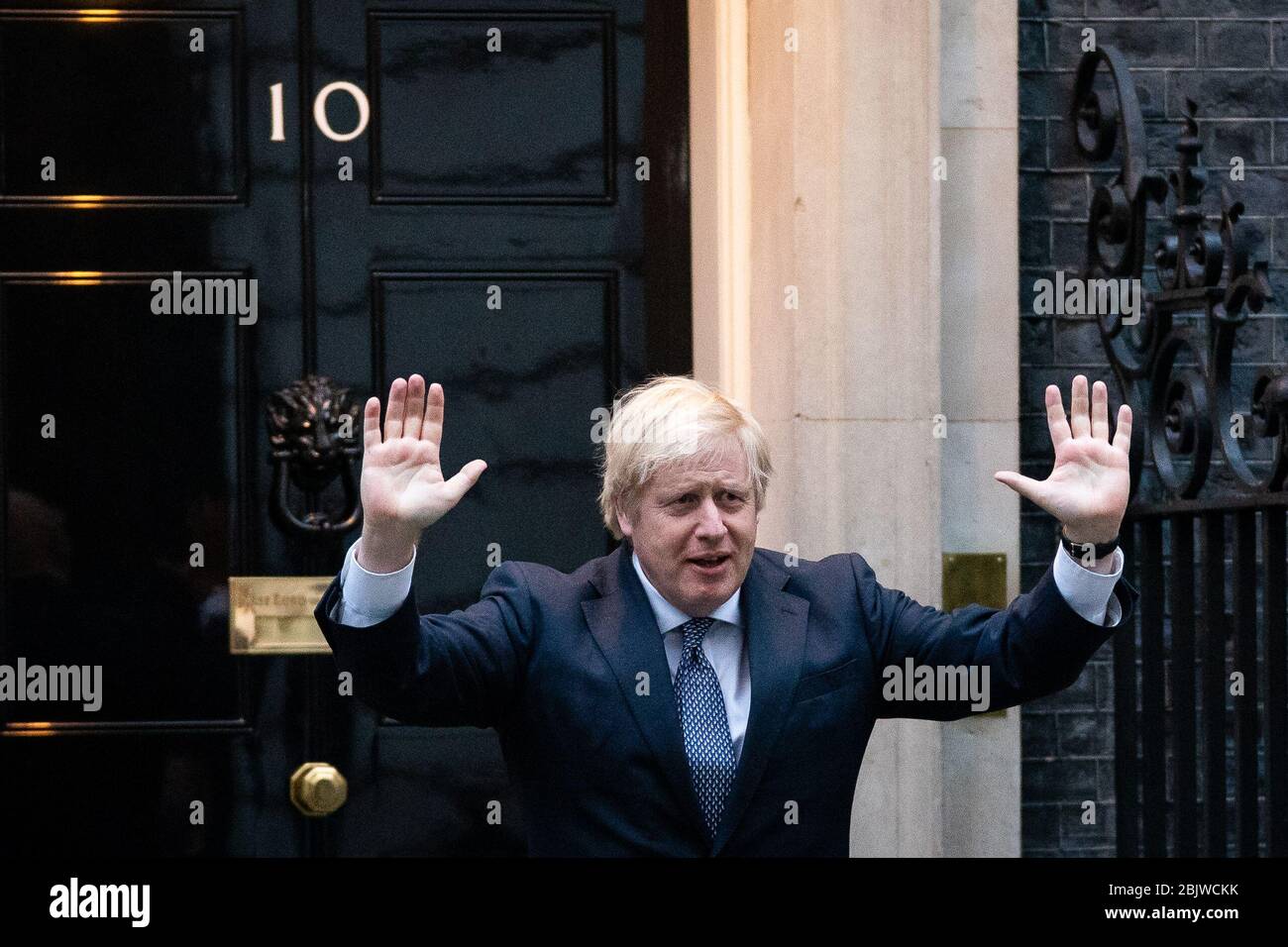 Le Premier ministre Boris Johnson se tient à l'extérieur du 10 Downing Street à Londres, alors qu'il se joint aux applaudissements pour saluer les héros locaux du Clap national de jeudi pour que les soignants reconnaissent et soutiennent les travailleurs et les soignants du NHS qui luttent contre la pandémie de coronavirus. Banque D'Images
