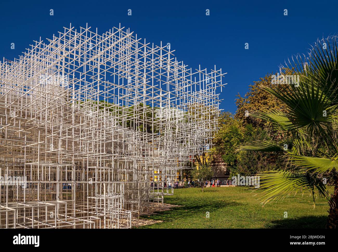 Installation objet d'art appelé "le nuage" dans le centre de Tirana, Albanie. Conçu par le célèbre architecte japonais Sou Fujimoto. Banque D'Images