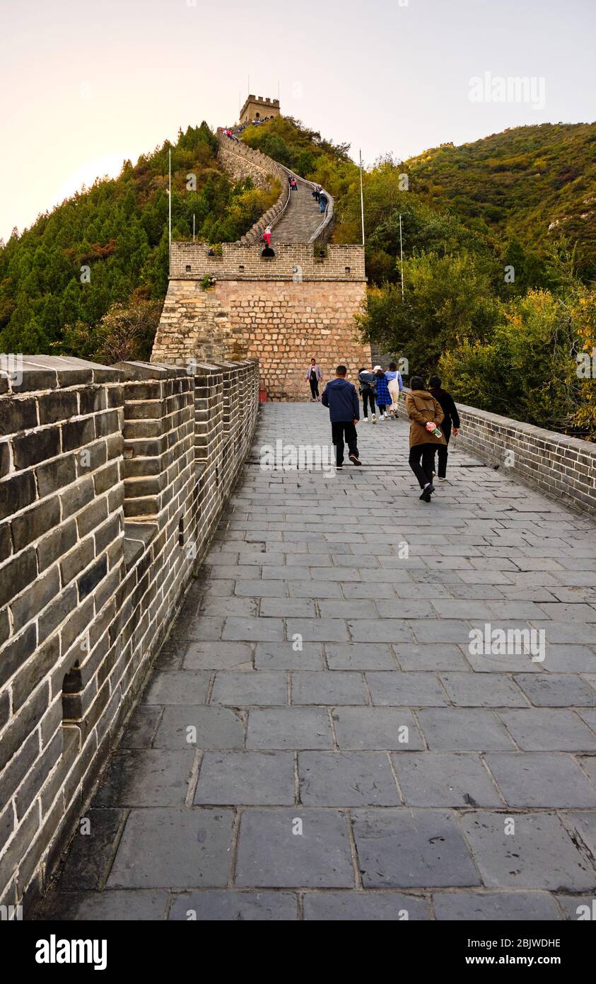 Beijing / Chine - 11 octobre 2018:les touristes grimpant sur le Juyongguan (Juyong Pass) Grande Muraille de Chine dans le district de Changping, environ 50 kilomètres n Banque D'Images