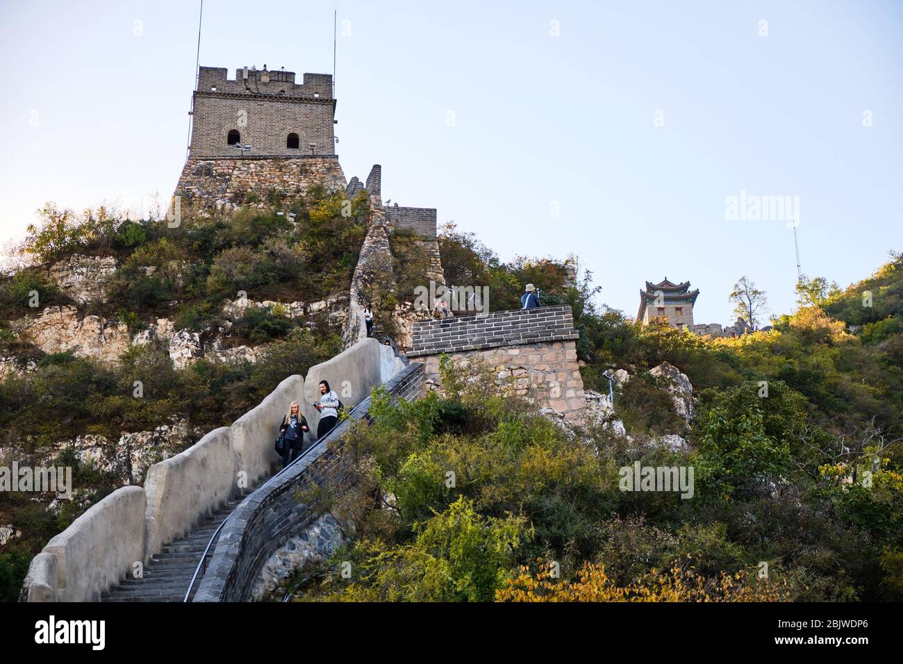 Beijing / Chine - 11 octobre 2018:les touristes grimpant sur le Juyongguan (Juyong Pass) Grande Muraille de Chine dans le district de Changping, environ 50 kilomètres n Banque D'Images