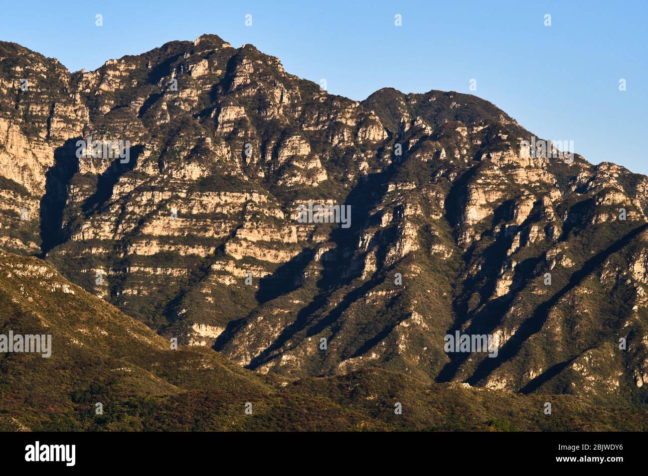 Montagnes du Juyongguan (col de Juyong) dans le district de Changping, à environ 50 kilomètres au nord de Pékin, Chine, où passe la Grande Muraille de Chine Banque D'Images