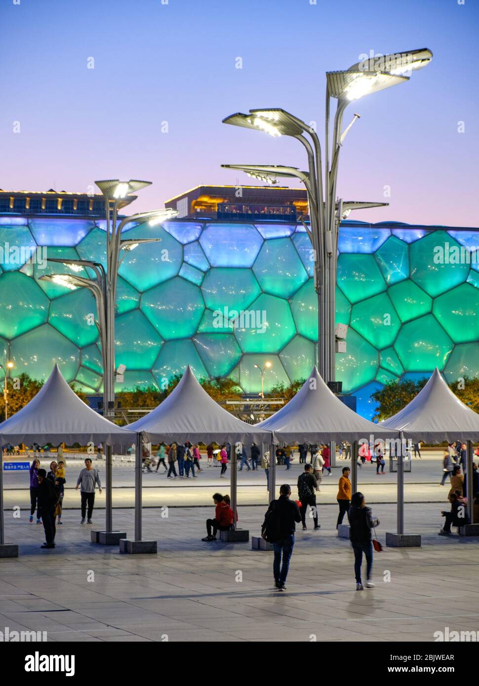 Beijing / Chine - 11 octobre 2018 : vue en soirée du centre aquatique national de Beijing éclairé (cube d'eau) dans le parc olympique de Beijing, lieu de nage Banque D'Images