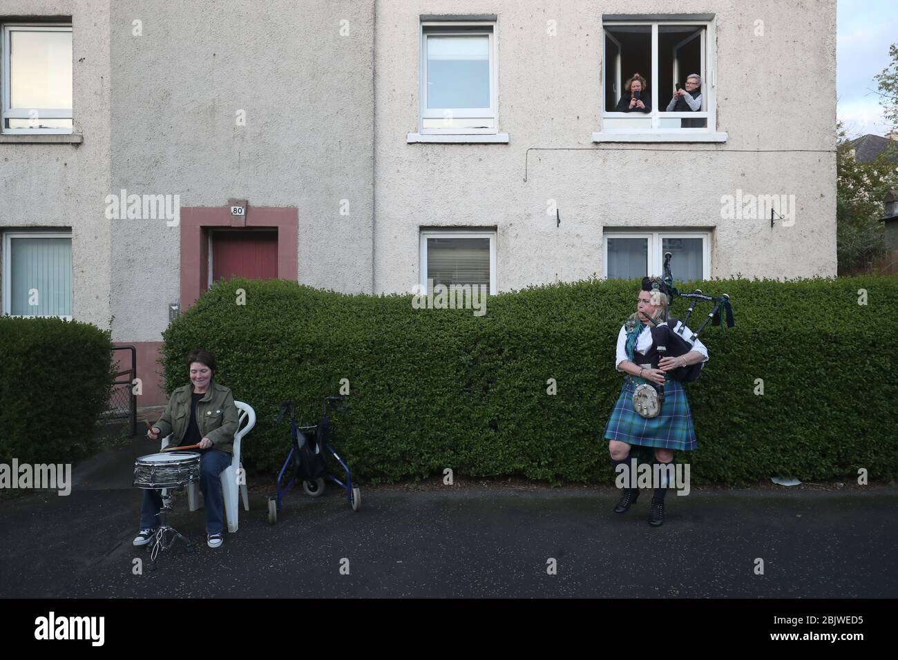 Piper Louise Marshall se produit à Leith, Édimbourg, au cours du Clap national de jeudi pour que les soignants reconnaissent et soutiennent les travailleurs et les soignants du NHS qui luttent contre la pandémie de coronavirus. Banque D'Images