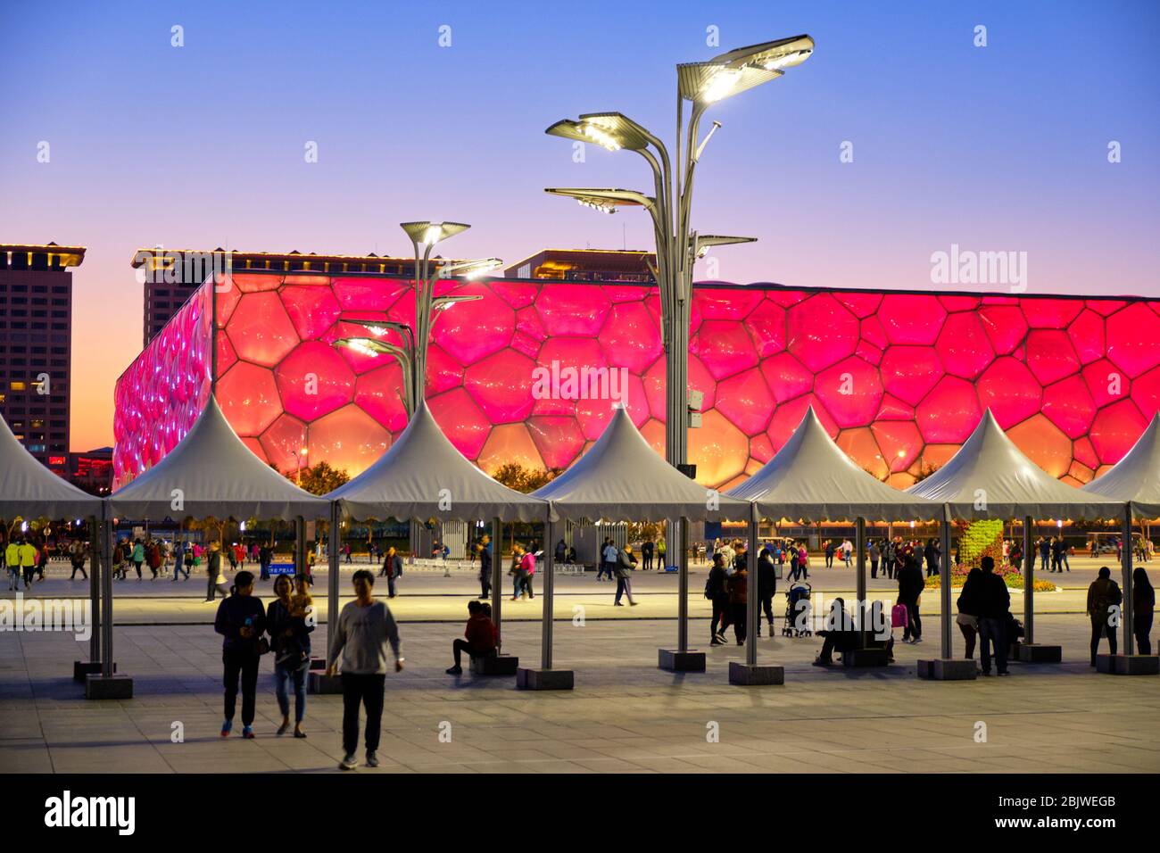 Beijing / Chine - 11 octobre 2018 : vue en soirée du centre aquatique national de Beijing éclairé (cube d'eau) dans le parc olympique de Beijing, lieu de nage Banque D'Images