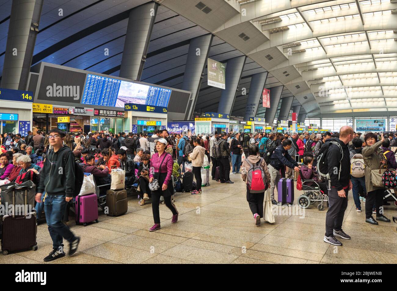 Beijing / Chine - 13 octobre 2018 : passagers au terminal animé de la gare sud de Beijing, desservant des trains rapides à grande vitesse, Fengtai Distri Banque D'Images