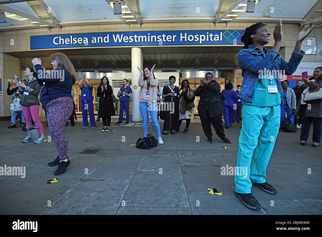 Des médaillés à l'extérieur de l'hôpital Chelsea et Westminster de Londres se joignent aux applaudissements pour saluer les héros locaux du Clap national de jeudi pour que les soignants reconnaissent et soutiennent les travailleurs et les soignants du NHS qui luttent contre la pandémie de coronavirus. Banque D'Images