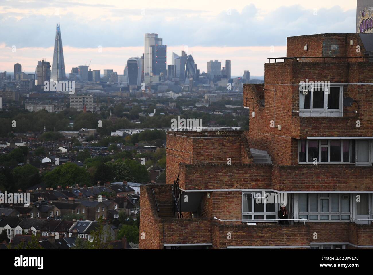 Les résidents d'un bloc d'appartements à Dawson's Heights, Dulwich, dans le sud de Londres, se joignent aux applaudissements pour saluer les héros locaux au cours du Clap national de jeudi pour que les soignants reconnaissent et soutiennent les travailleurs et les soignants du NHS qui luttent contre la pandémie de coronavirus. Banque D'Images
