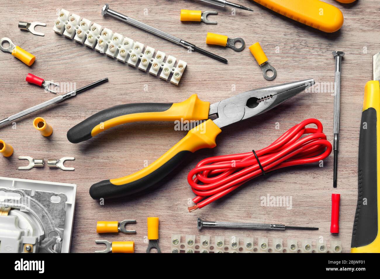 Différents outils électriques sur fond de bois Banque D'Images