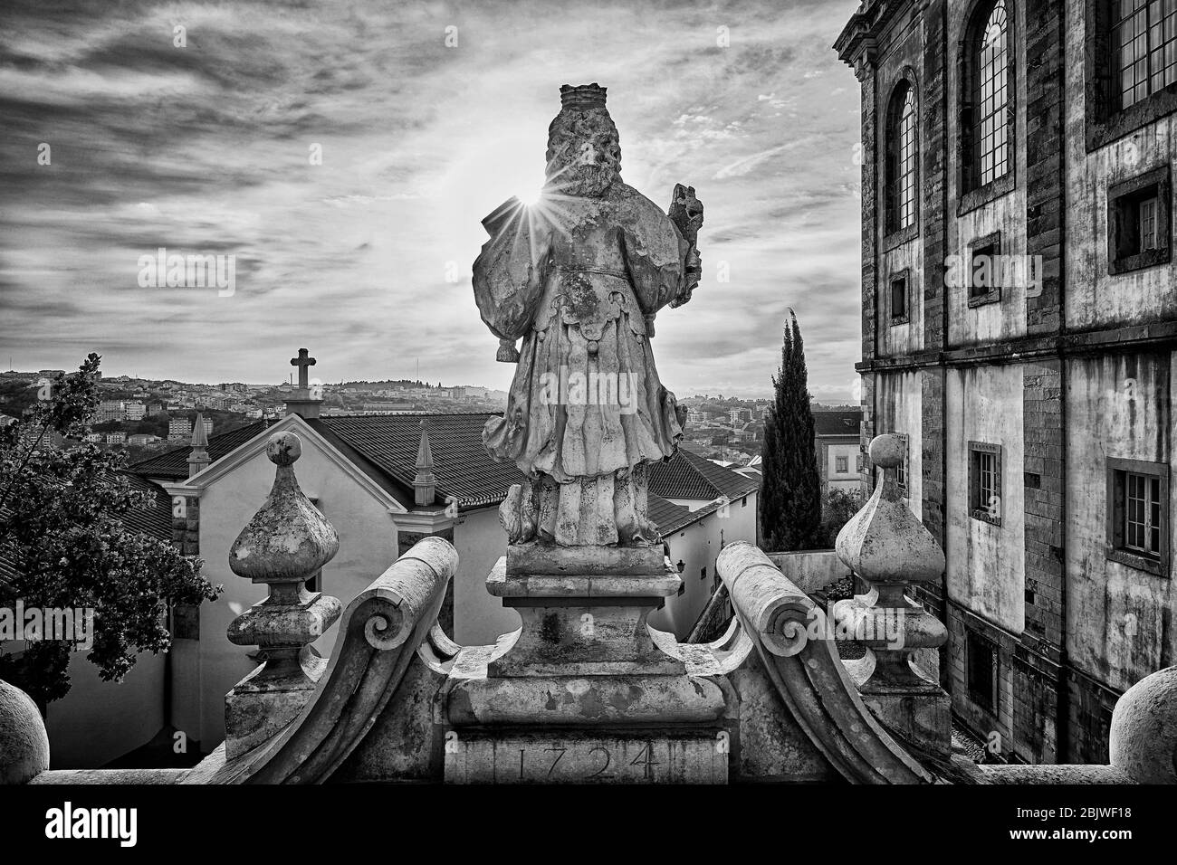 Le soleil se dresse sur une statue sur le terrain de l'Université de Coimbra, dans le centre du Portugal Banque D'Images