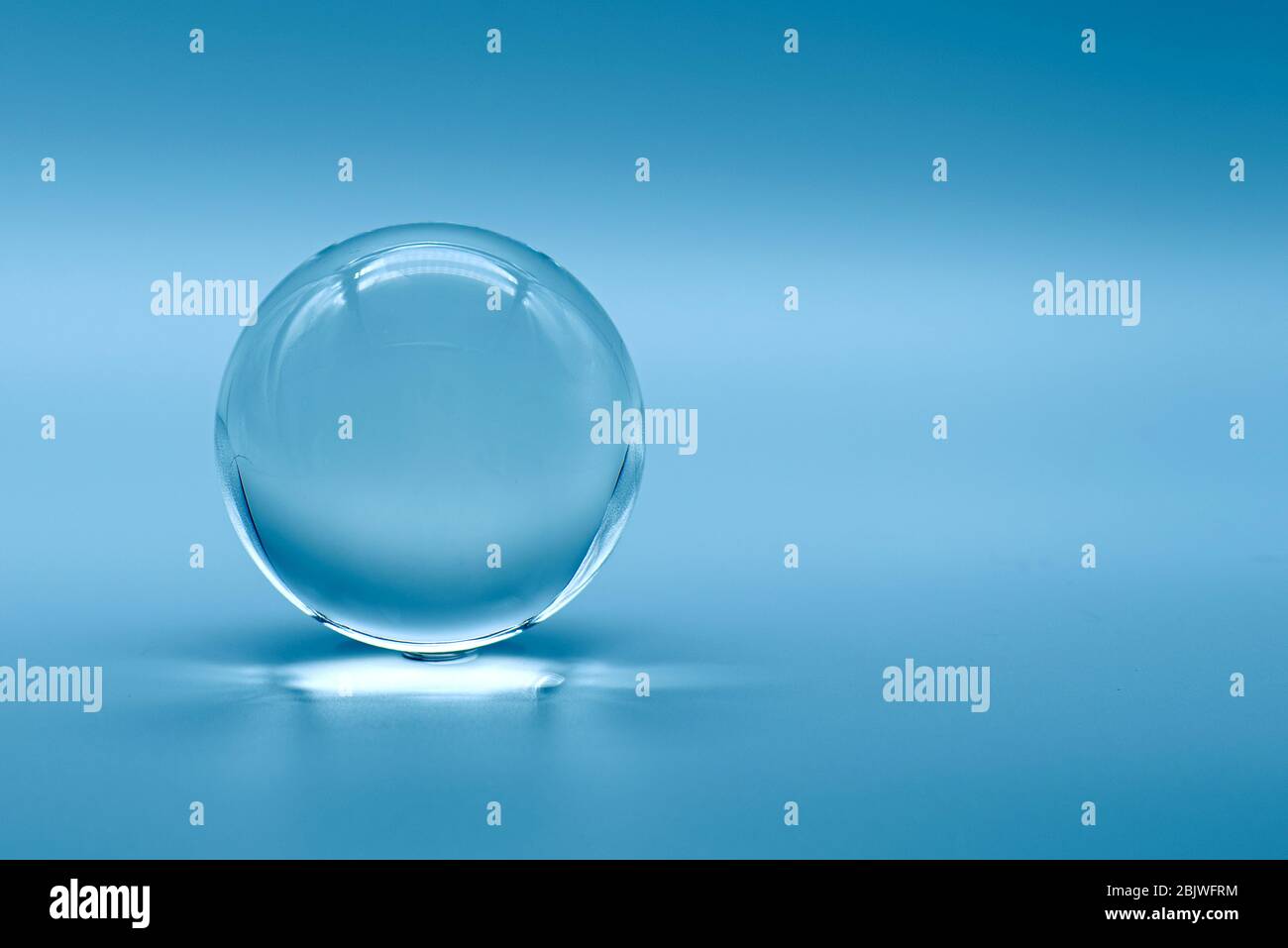 Boule de verre sur fond bleu, boule de globe en verre Banque D'Images
