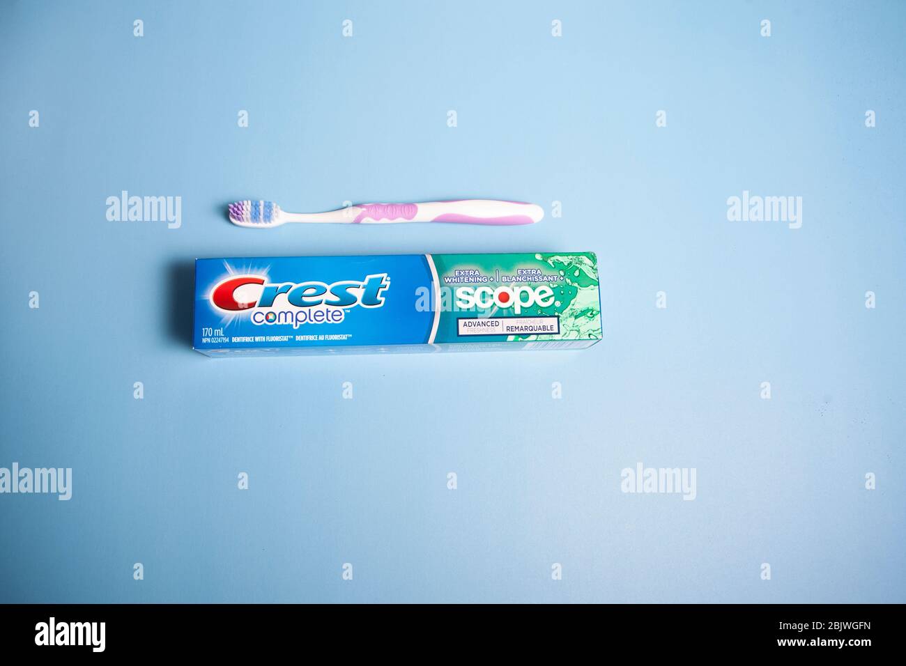 11 avril 2020- Halifax, Canada : un paquet de dentifrice de marque Crest avec portée en elle et une brosse à dents Banque D'Images