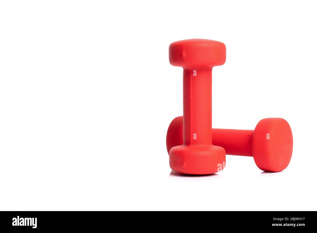 Deux haltères revêtus de plastique pour la forme physique isolés sur fond blanc Banque D'Images