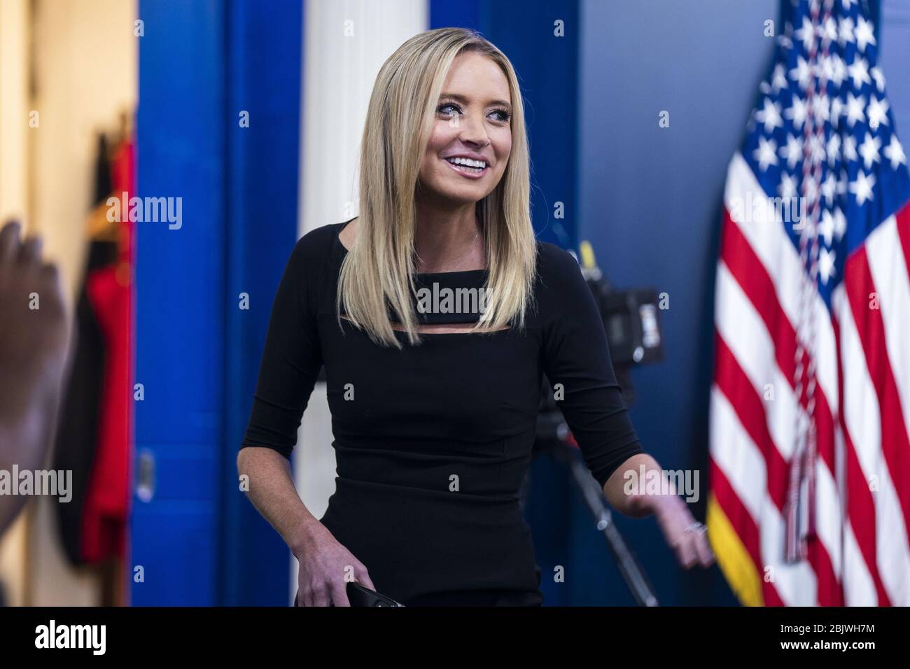 Washington, États-Unis. 30 avril 2020. Le secrétaire à la presse de la Maison Blanche, Kayleigh McEnany, s'adresse aux médias dans la salle de presse de la Maison Blanche à Washington, DC, le jeudi 30 avril 2020. Photo de Jim Lo Scalzo/UPI crédit: UPI/Alay Live News Banque D'Images