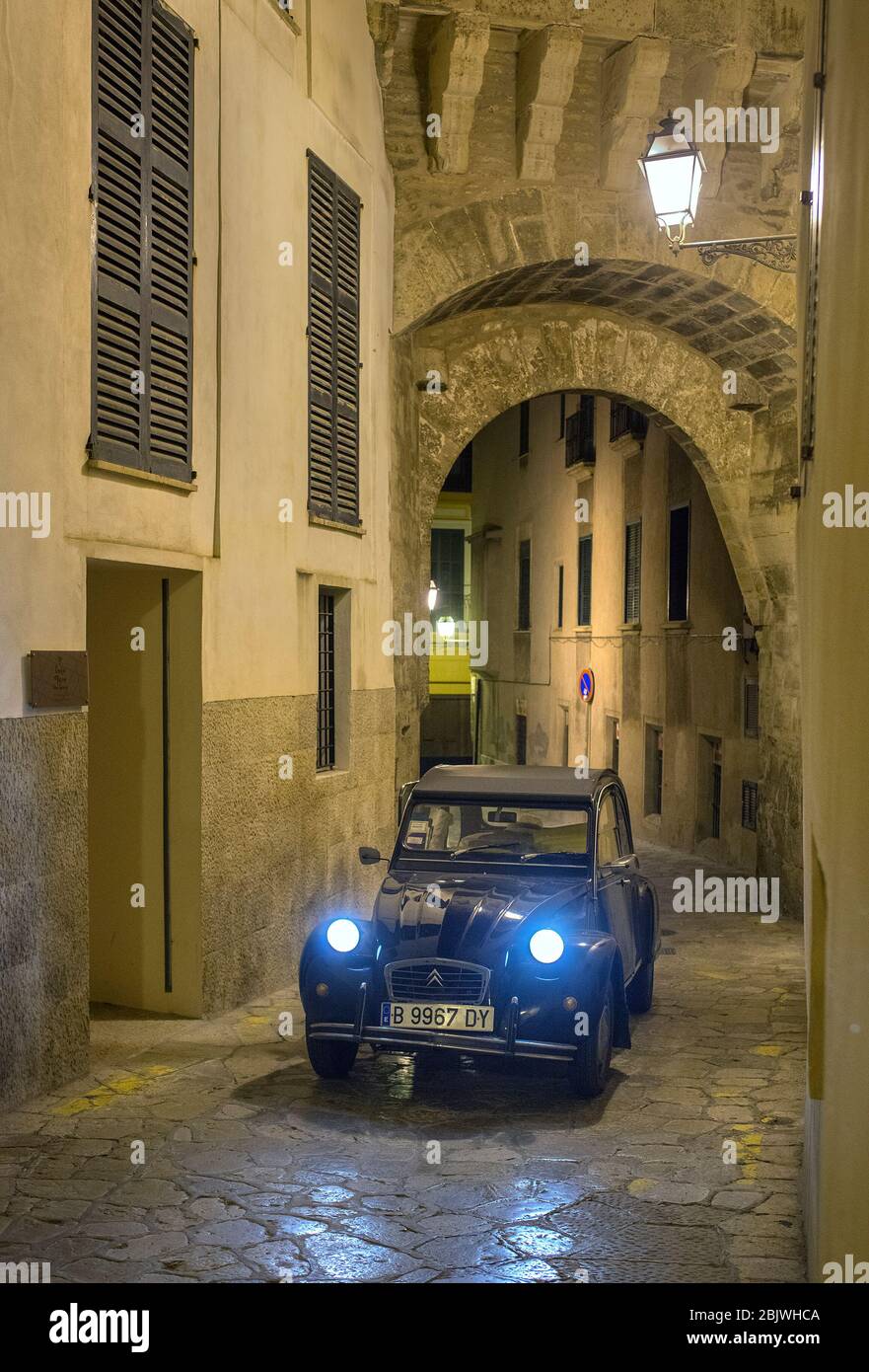 Citroën 2 CV voiture dans la vieille ville de Palma de Majorque, Baléares, Espagne Banque D'Images
