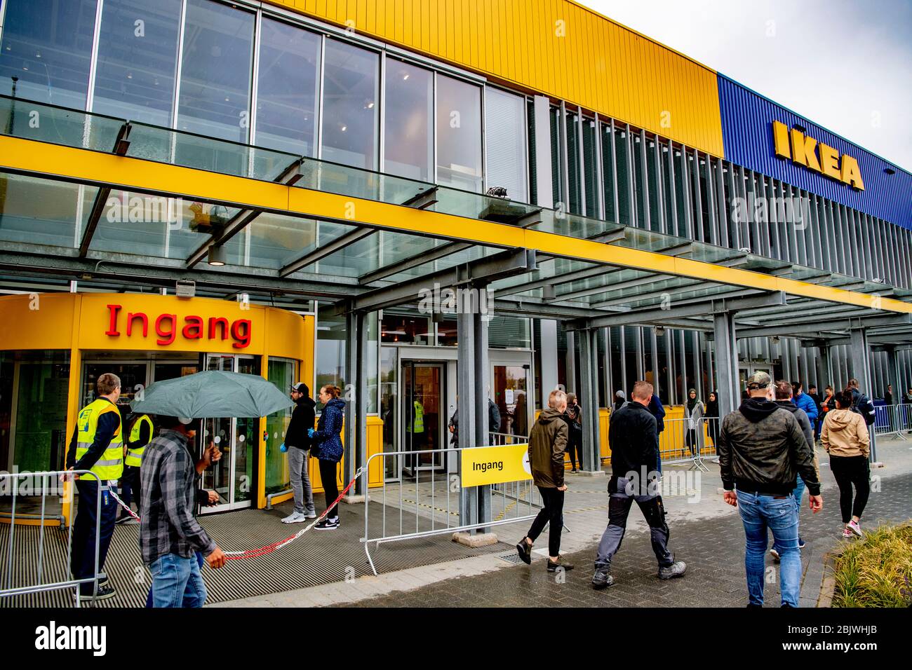 Entrée au magasin.les magasins IKEA ont fermé de leur propre initiative en  mars en raison des menaces du virus corona, le géant du magasin de meubles  ouvre de nouveau les portes de
