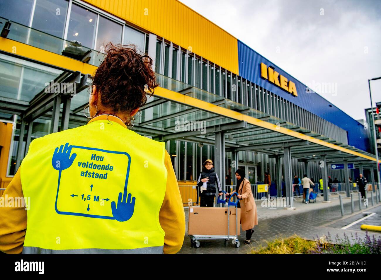 Un employé portant un gilet de sensibilisation pendant la réouverture.les  magasins IKEA ont fermé de leur propre initiative en mars en raison des  menaces du virus corona, le géant du magasin de