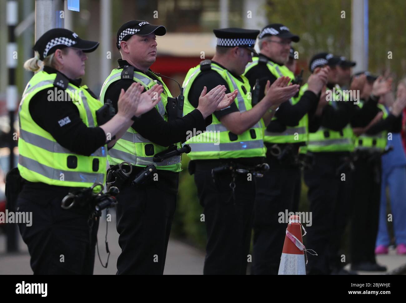 Les policiers prennent part à un procès-verbal à l'hôpital universitaire Queen Elizabeth de Glasgow, alors qu'ils se joignent aux applaudissements pour saluer les héros locaux au cours du Clap national de jeudi pour que les soignants reconnaissent et soutiennent les travailleurs et les soignants du NHS qui luttent contre la pandémie de coronavirus. Banque D'Images