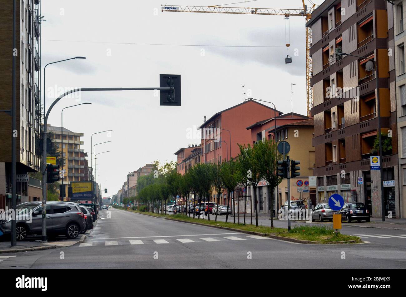 Lombardie, Milan, Italie. 30 avril 2020. (INT) Vol à Milan au milieu de la pandémie de coronavirus.30 avril 2020, Milan, Italie:la mesure de l'isolement se poursuit encore dans la ville et avec la fermeture des affaires et presque aucun mouvement autour de la ville, La marginalité augmente et avec ce voleur a essayé de voler en brisant la porte de verre d'un magasin dans Viale Monza à Milan, ce jeudi.crédit: Josi Donelli/Thenews2 crédit: Josi Donelli/TheNEWS2/ZUMA Wire/Alay Live News Banque D'Images