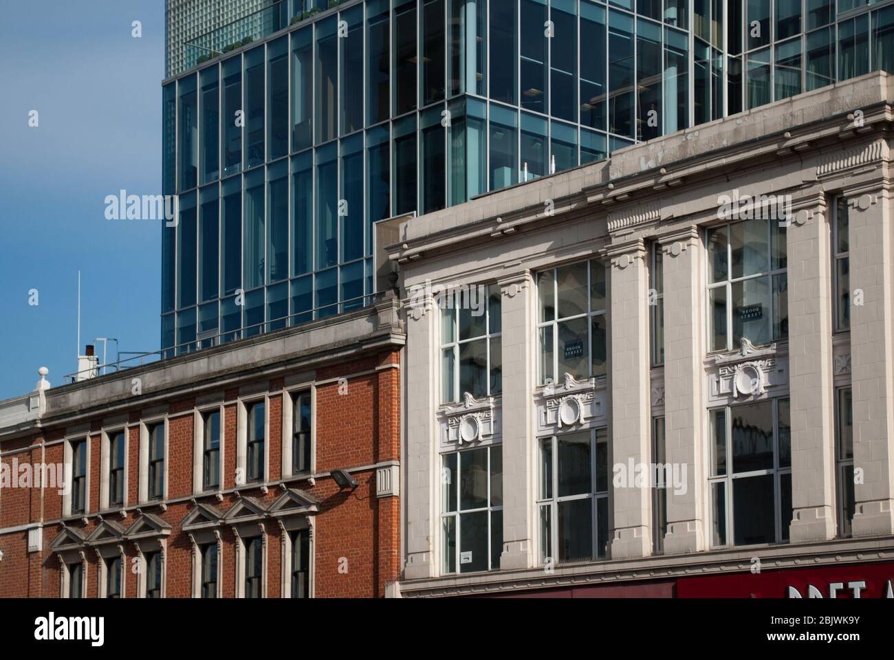 Architecture classique classique moderne anciens et nouveaux styles architecturaux fenêtres à Lyric Square, Londres, W6 Banque D'Images