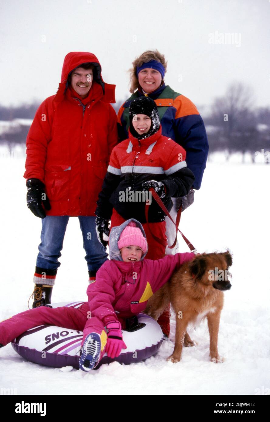 Portrait d'hiver en plein air sur une colline en traîneau avec chien Banque D'Images