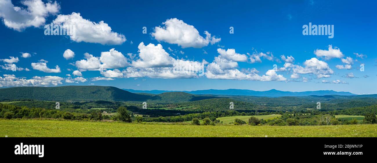 Panorama vue sur la montagne de Stissing et les aptitudes lointaines de Globe Hill dans Pine Plains, NY. Banque D'Images