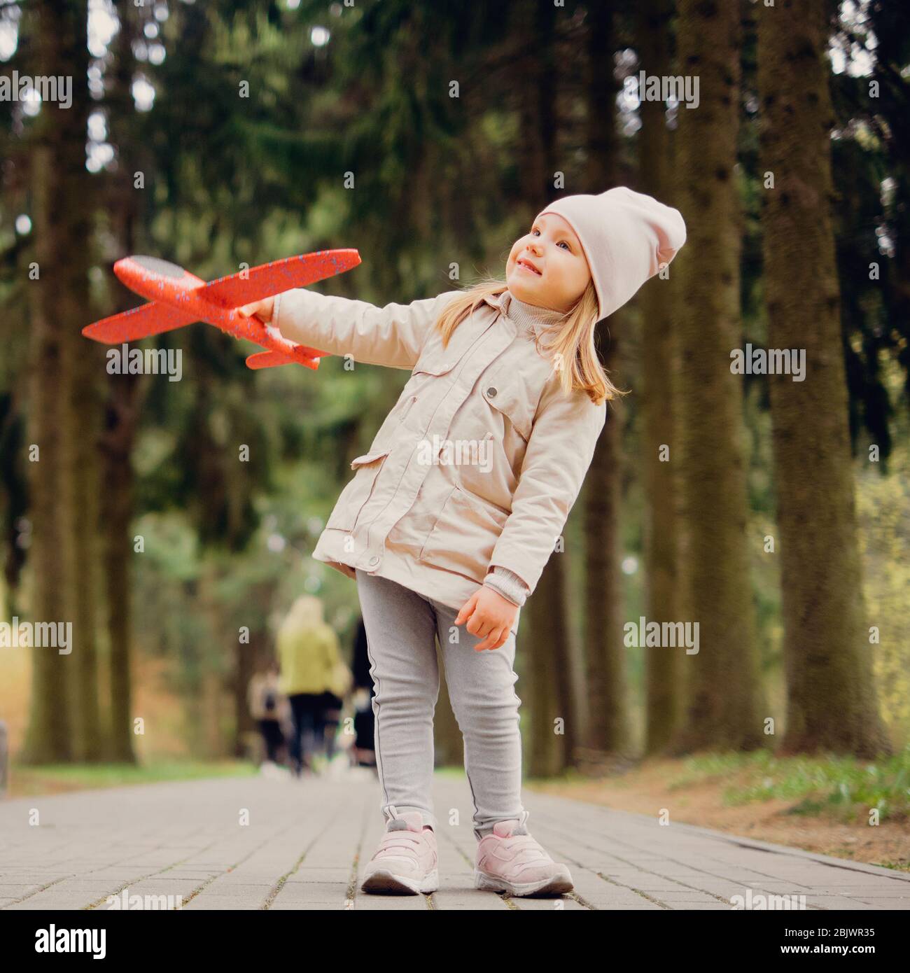 portrait de fille de 3 ans avec un avion jouet dans ses mains dans le parc Banque D'Images