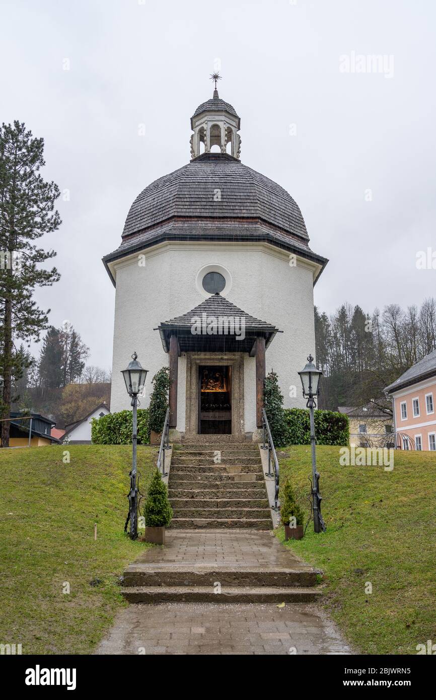 3 févr. 2020 - Oberndorf, Autriche: Entrée à la chapelle d'octogone Stille-Nacht-Kapelle par temps couvert en hiver Banque D'Images