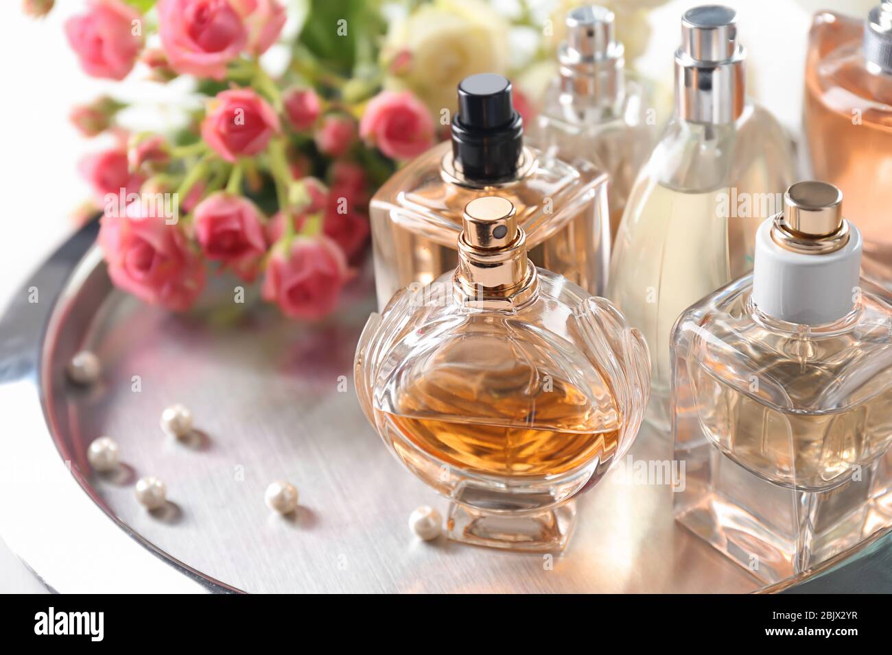 Plateau métallique avec bouteilles de parfum sur table Banque D'Images