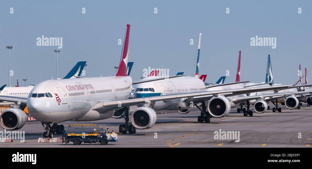 Les aéronefs exploités par Cathay Pacific Airways Ltd. Sont stationnés sur le tarmac à l'aéroport international de Hong Kong en raison de la pandémie Covid-19 Banque D'Images