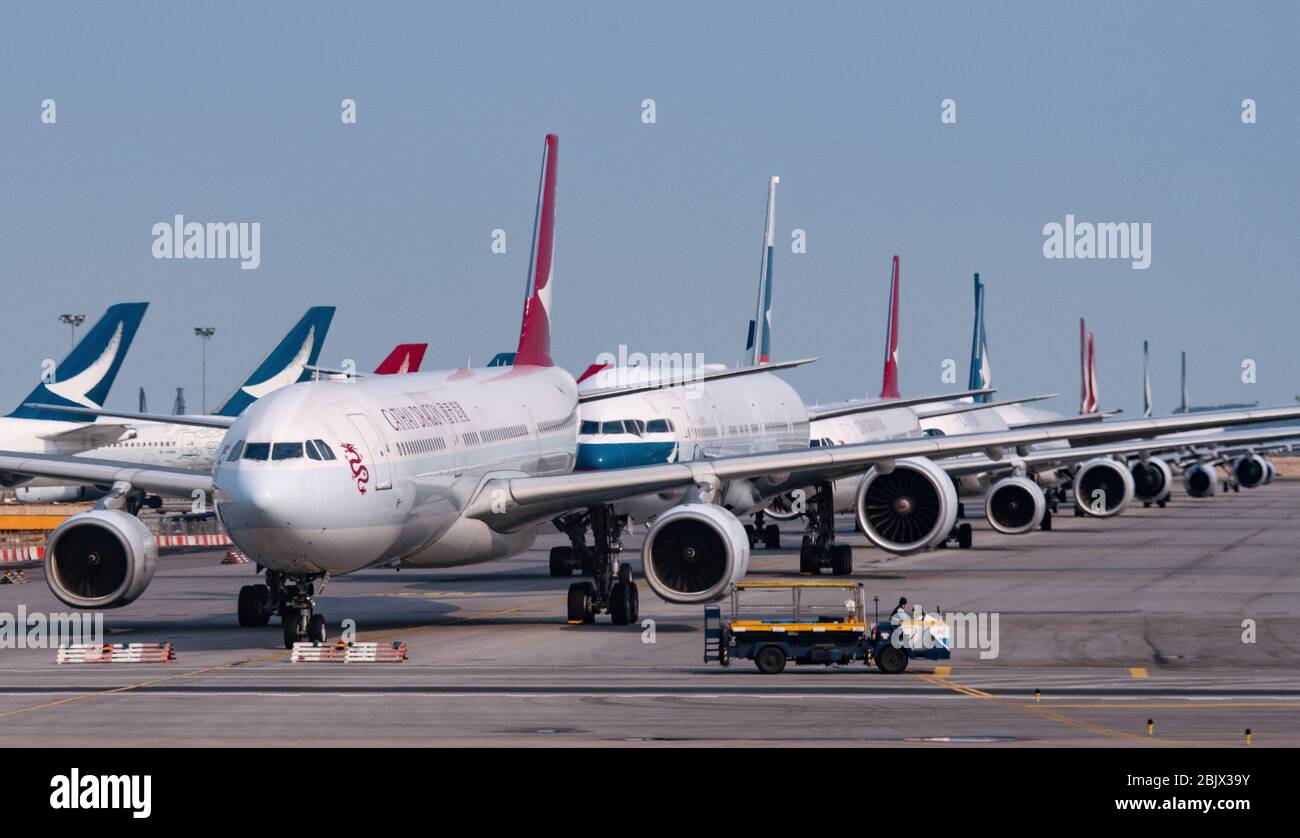 Les aéronefs exploités par Cathay Pacific Airways Ltd. Sont stationnés sur le tarmac à l'aéroport international de Hong Kong en raison de la pandémie Covid-19 Banque D'Images