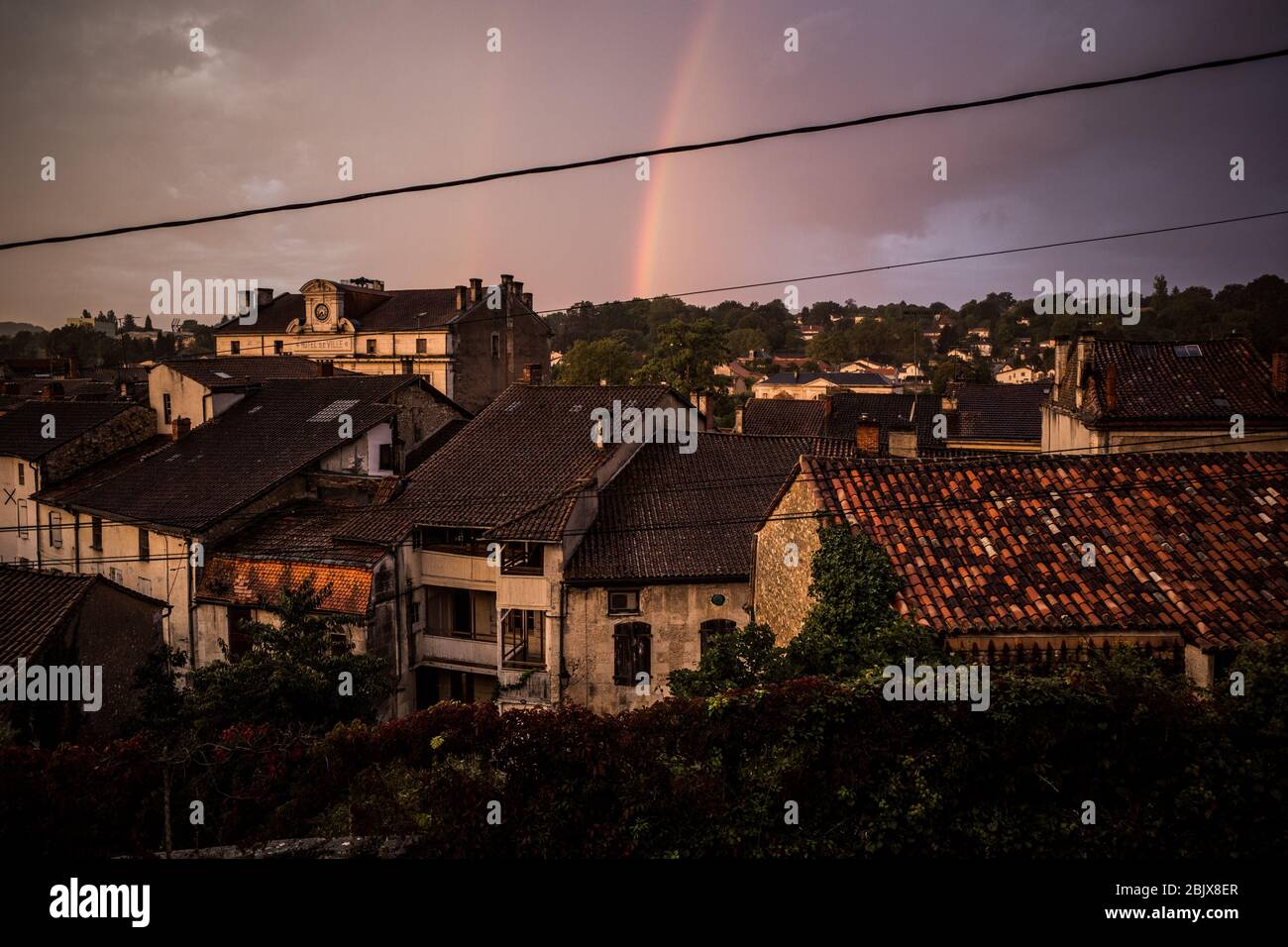 RIBÉRAC DORDOGNE FRANCE - DOUBLE ARC-EN-CIEL SUR LA VILLE - CAMPAGNE FRANÇAISE © FRÉDÉRIC BEAUMONT Banque D'Images