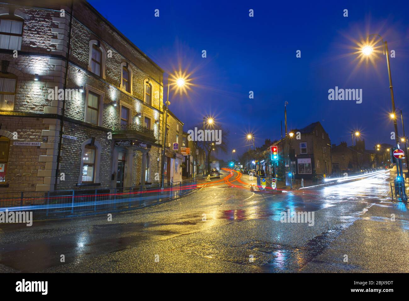 Vue sur le centre du village de Mossley depuis la sortie Stamford Street, pendant une nuit humide en janvier 2016. Banque D'Images