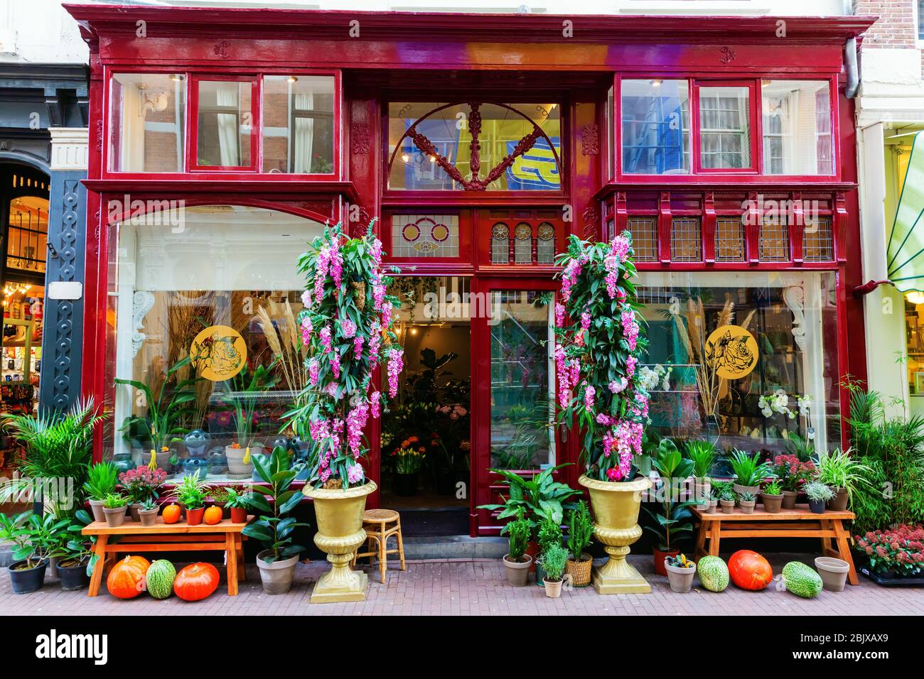 Photo d'un fleuriste dans un bâtiment historique d'Amsterdam, Pays-Bas Banque D'Images