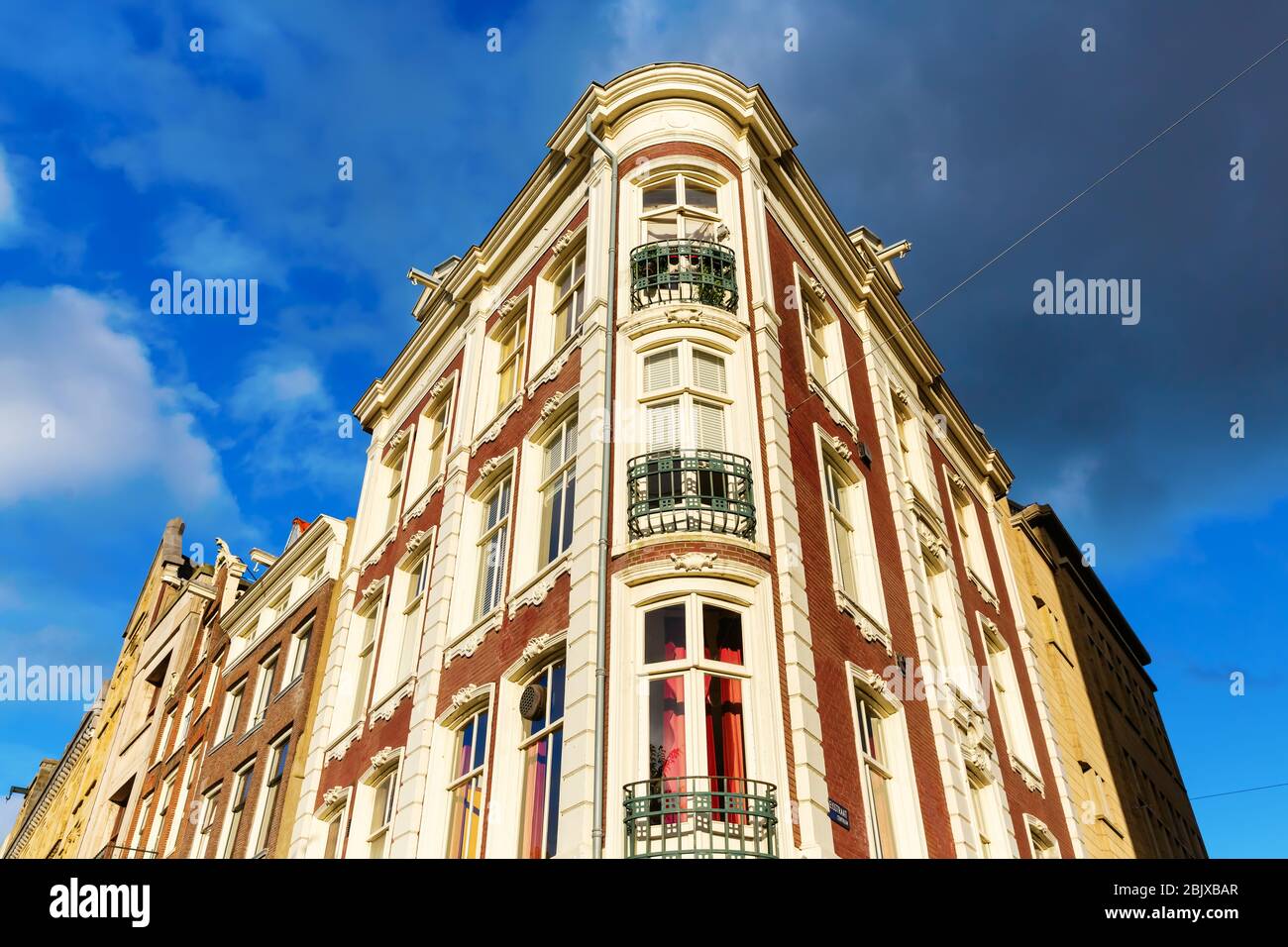 Ancien bâtiment pittoresque dans la vieille ville d'Amsterdam, Pays-Bas Banque D'Images