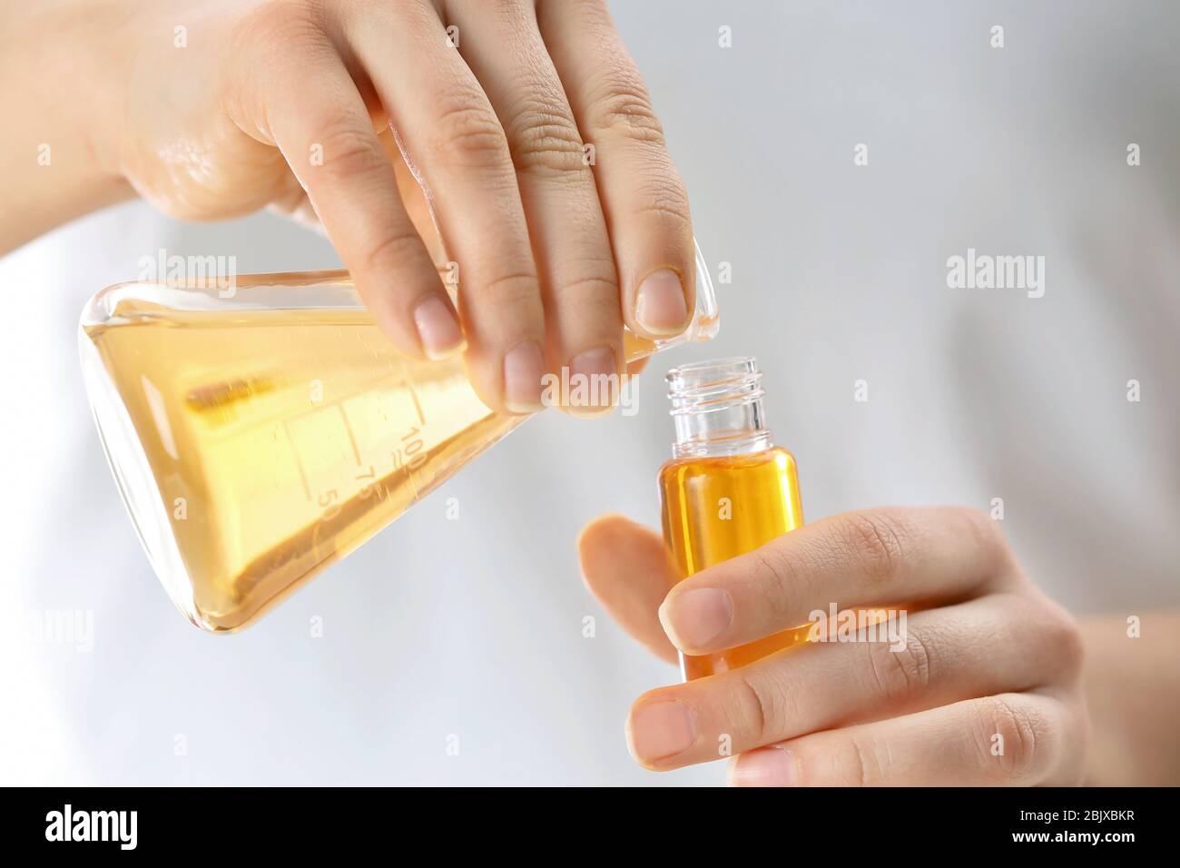 krøllet så meget Reproducere Femme qui verse de l'huile de parfum dans une bouteille de verre, près  Photo Stock - Alamy