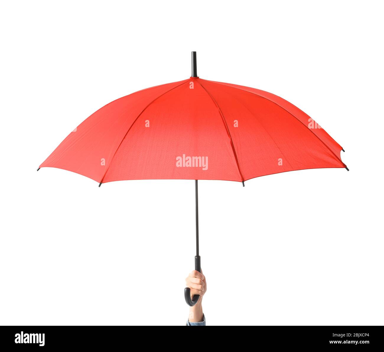 Femme tenant un parapluie rouge sur fond blanc Banque D'Images