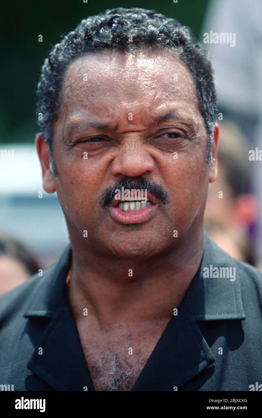 Le chef des droits civils, le pasteur Jesse Jackson, appelle le président Clinton à opposer son veto à la législation sur la réforme du bien-être lors d'un rassemblement à l'extérieur de la Maison Blanche le 1er août 1996 à Washington, DC. Le président a annoncé mercredi qu'il signerait la législation qui allait réviser le système de protection sociale. Banque D'Images