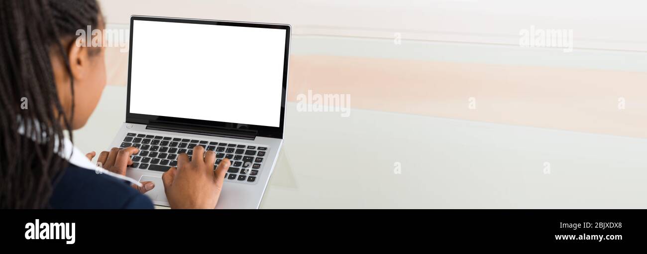 Les Africains noirs utilisant l'écran d'ordinateur portable Banque D'Images