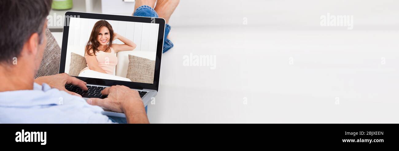 Homme vidéo chat avec la femme sur l'écran d'ordinateur portable en ligne Banque D'Images