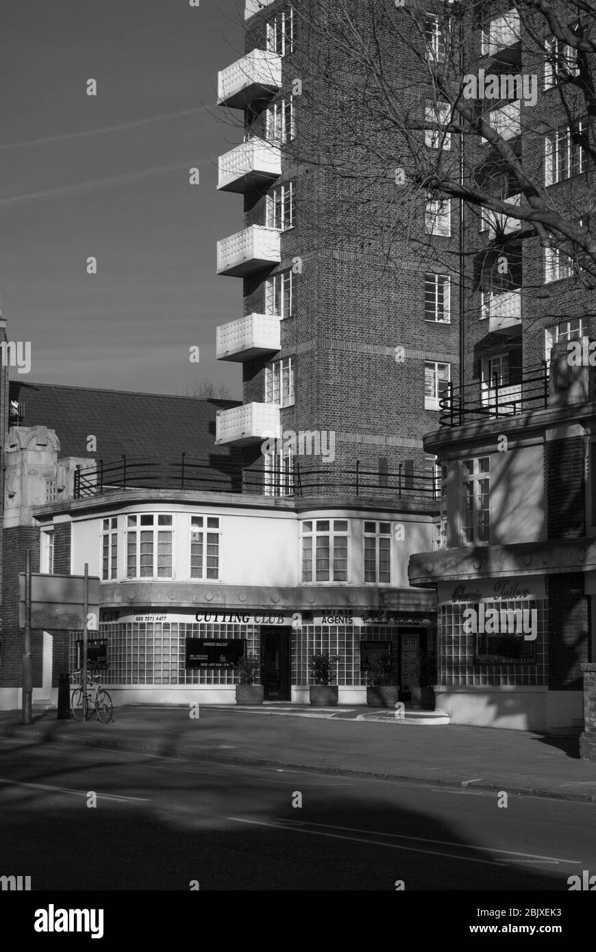 Architecture des années 1930 Appartement Block Flats Red Brick balcons Art déco The Grampians, Shepherds Bush Road, London W6 Collcutt & Hamp Maurice Webb B&W. Banque D'Images