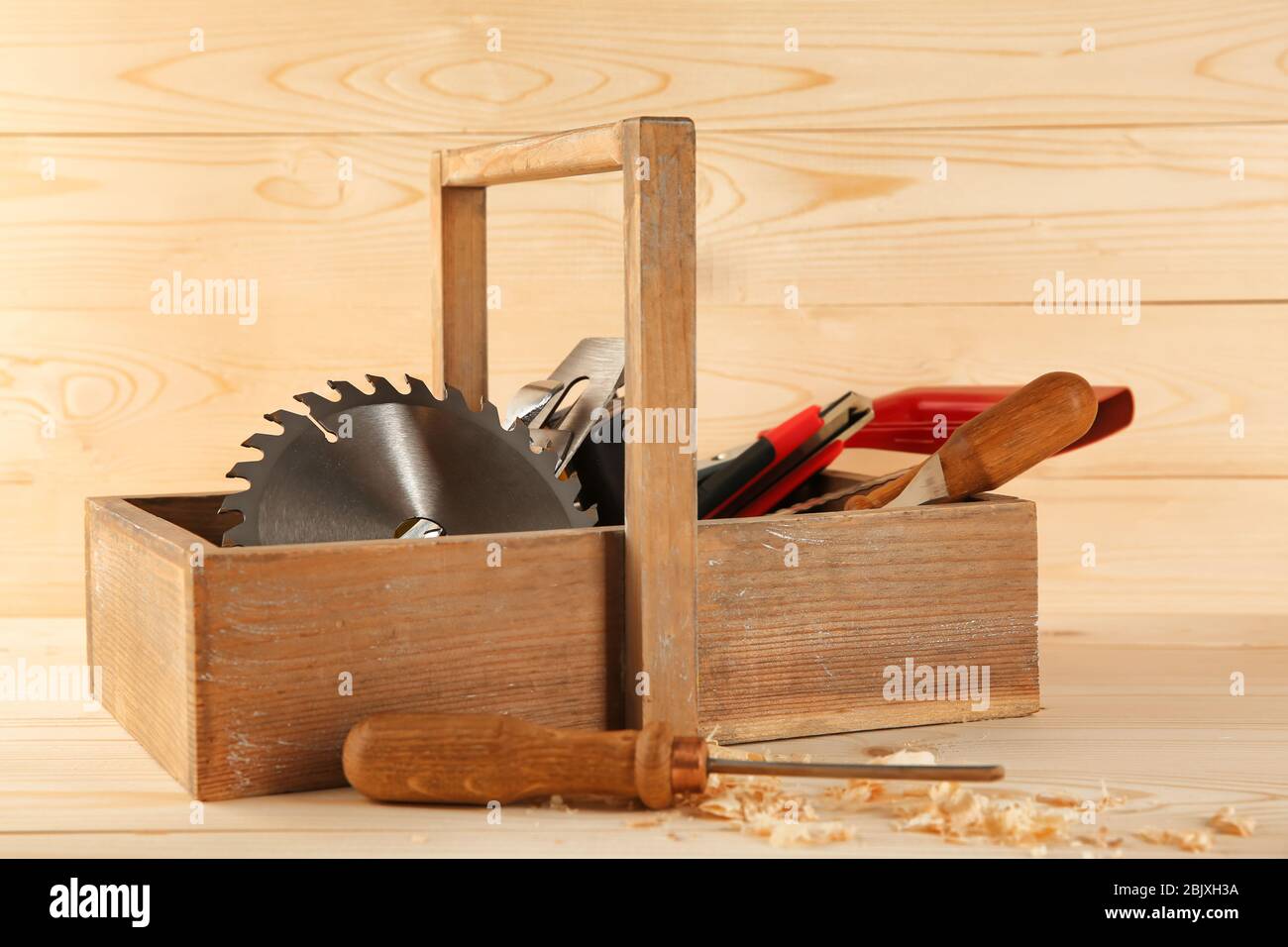 Boîte avec outils de charpentier sur fond en bois Banque D'Images
