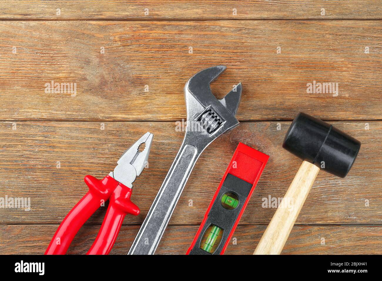 Ensemble d'outils sur fond de bois Banque D'Images