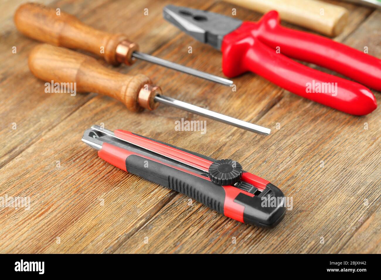 Ensemble d'outils de menuisier sur fond de bois Banque D'Images