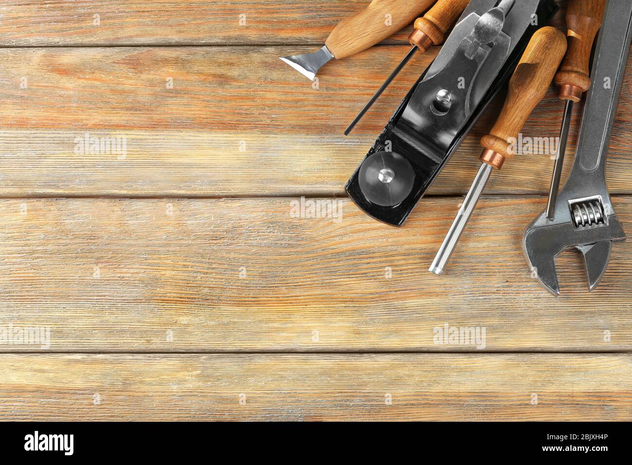 Ensemble d'outils sur fond de bois Banque D'Images