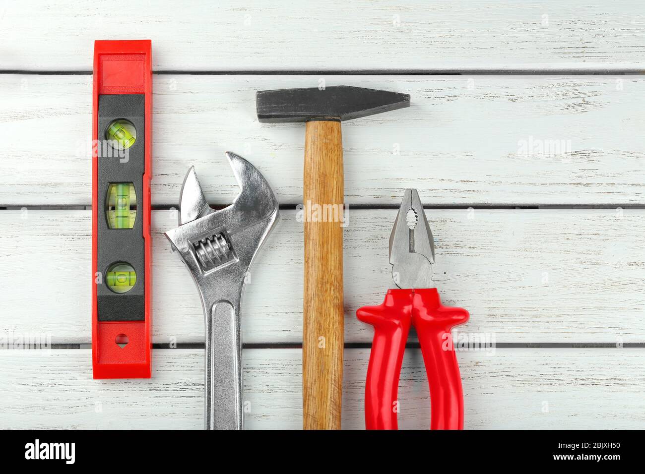 Ensemble d'outils sur fond de bois Banque D'Images