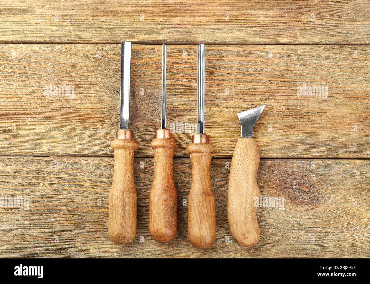 Ensemble d'outils de menuisier sur fond de bois Banque D'Images