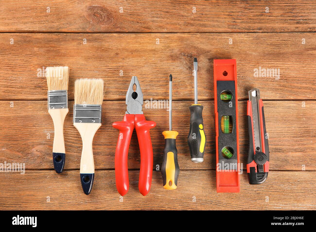 Ensemble d'outils sur fond de bois Banque D'Images