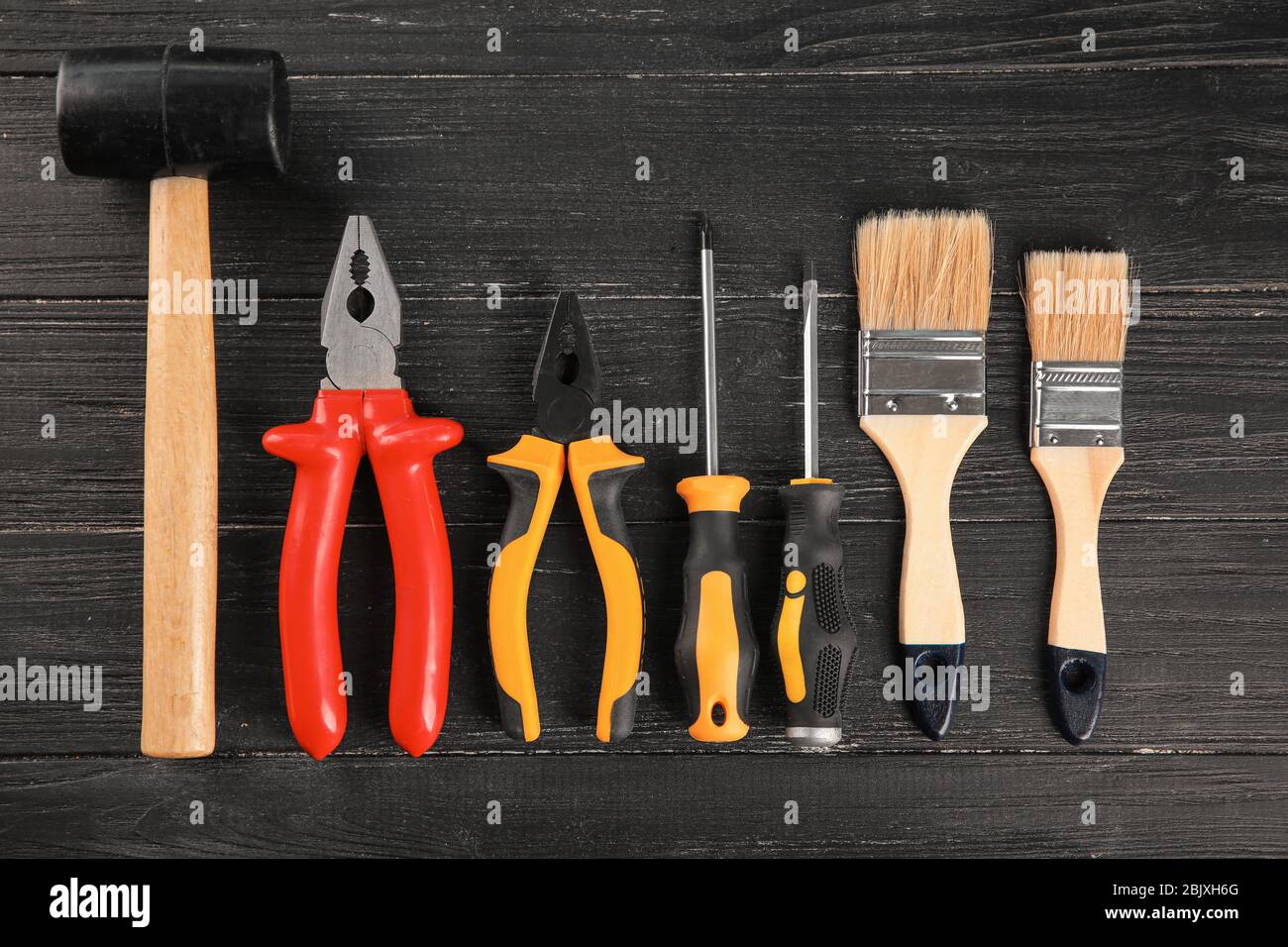 Ensemble d'outils sur fond de bois Banque D'Images